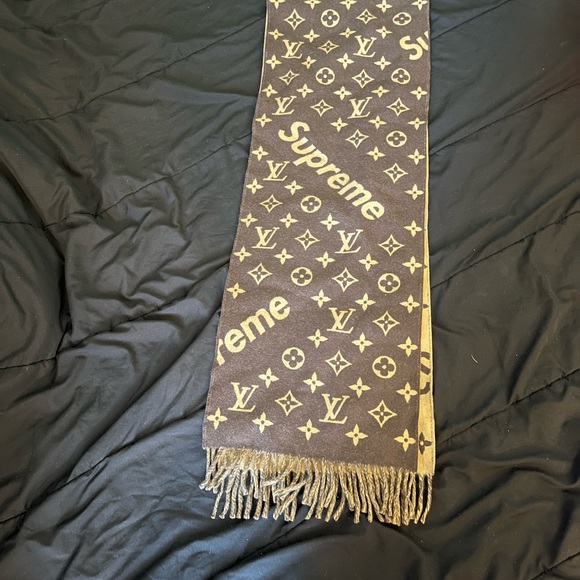 Louis V x Supreme Scarf - Picture 2 of 2